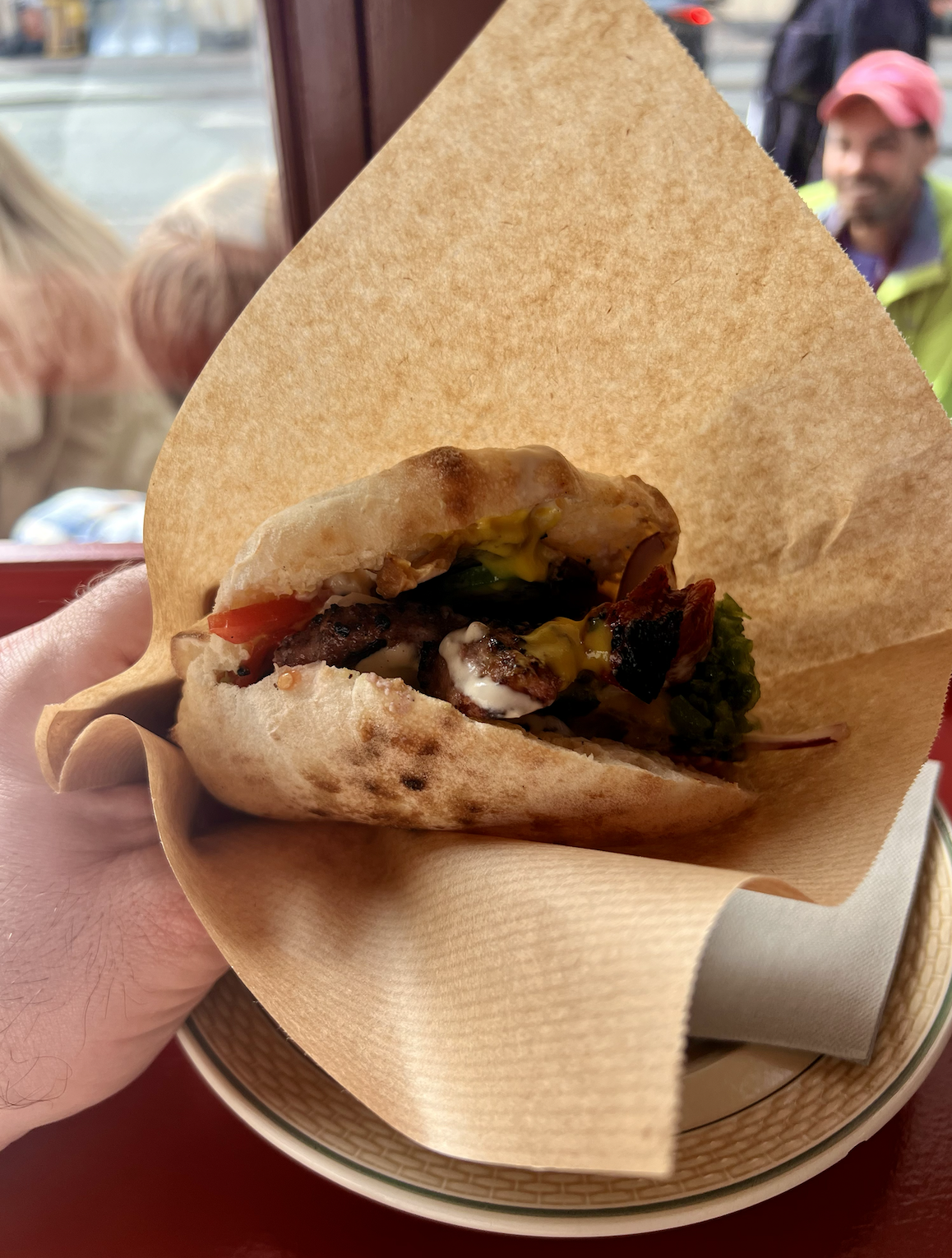 Pita med brisler og lækkert tilbehør. Foto: Anders Thomsen