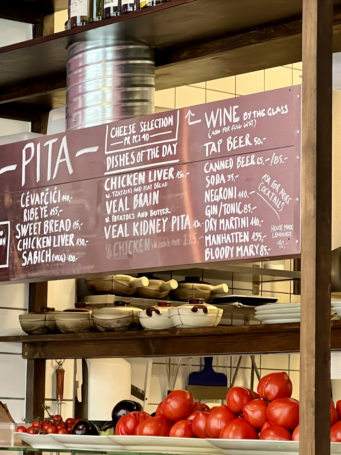 Dagens menu står på skiltet over køkkenet. Foto: Anders Thomsen