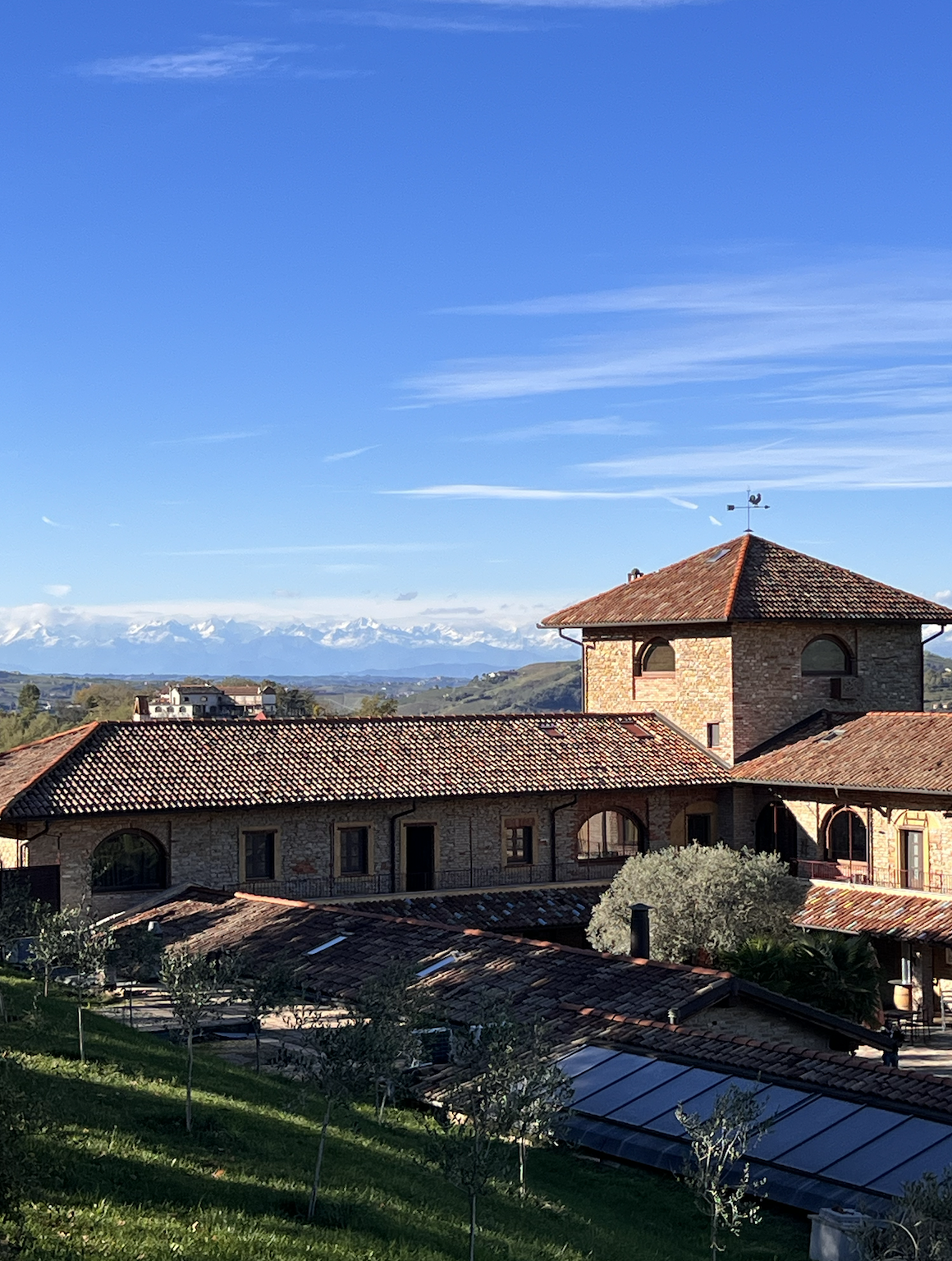 Alperne står som baggrundbillede i hele Piemonte. Foto: Anders Thomsen
