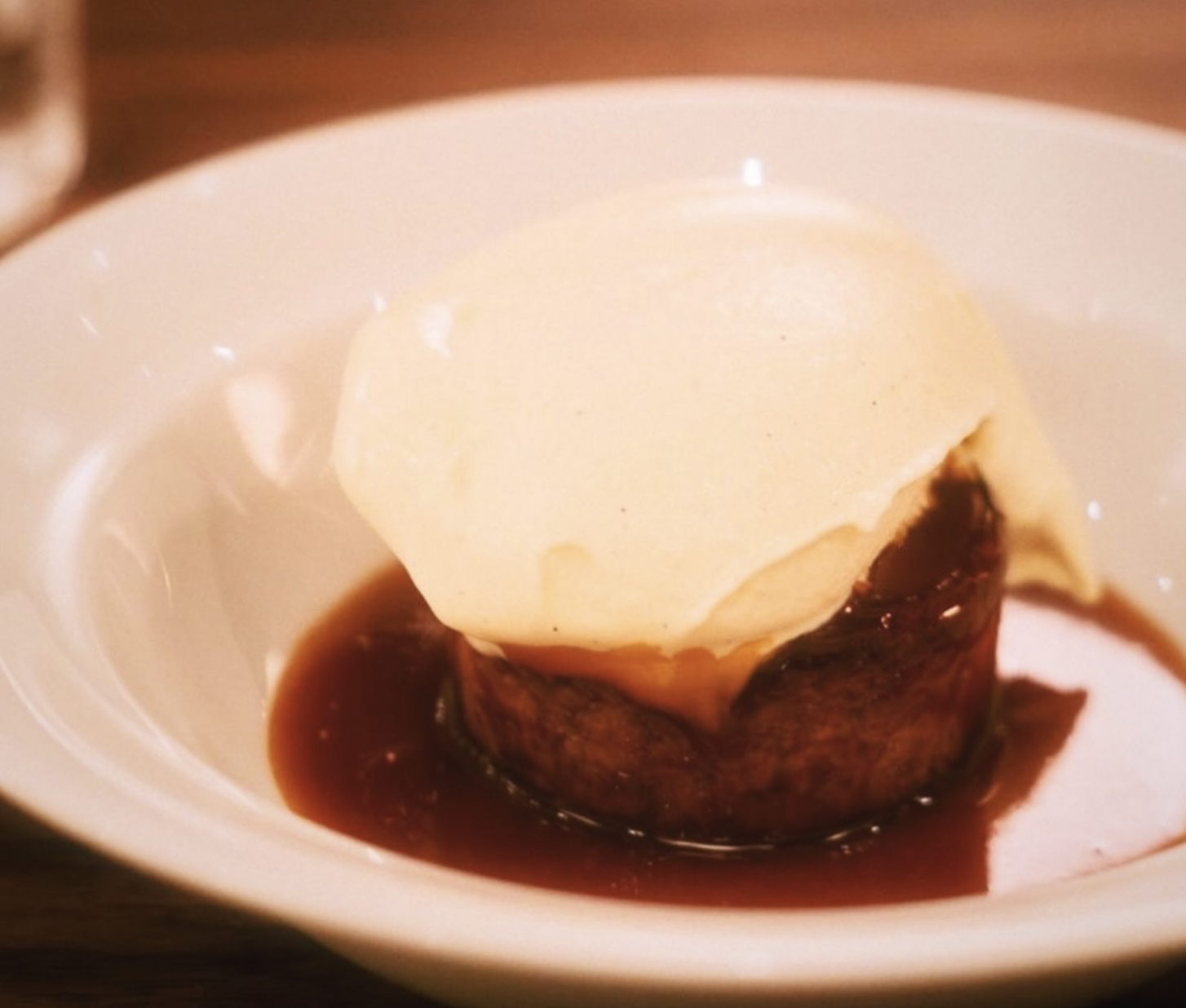 Mandelkagen som allerede har fået en del omtale. Foto: Restaurant VIEs instagram