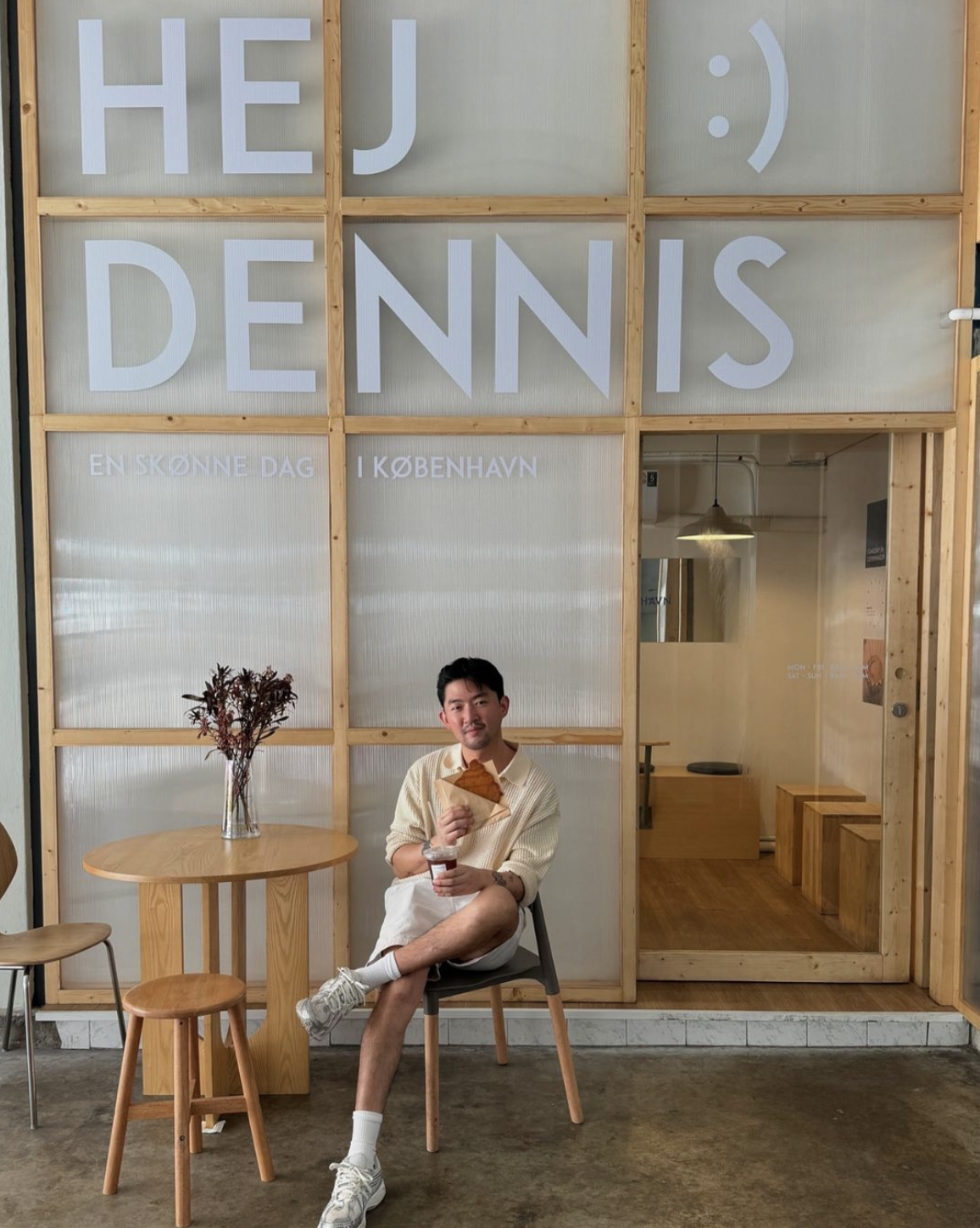 Dennis foran Someday in Copenhagen. Kilde: Enghave Kaffes Instagram