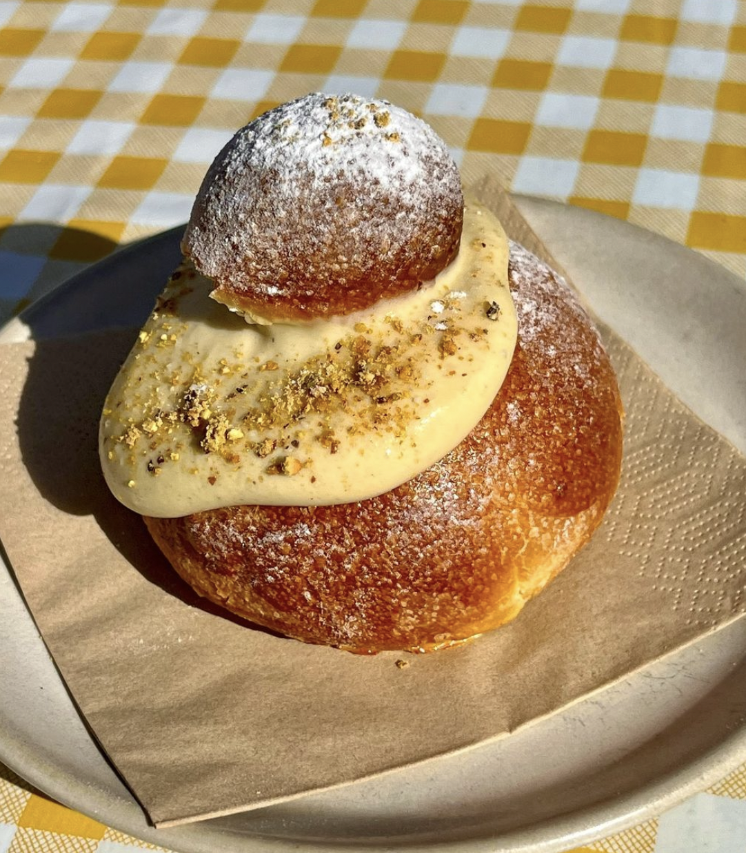 En brioche med pistaciecreme til at starte dagen på? Kilde: Mirabelle Instagram