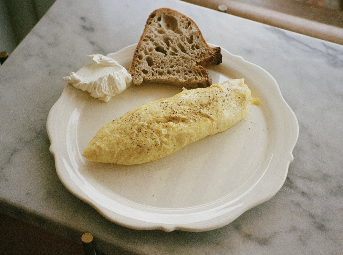 Klassik omelet med brød og pisket smør. Kilde: Atelier Septembers Instagram