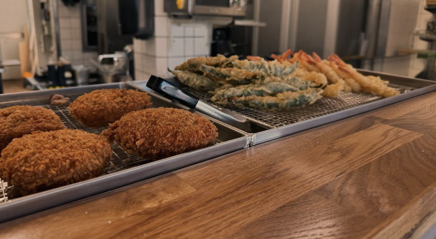 Tempura og menchi katsu klar til servering: Foto: Comé Rice Kitchen