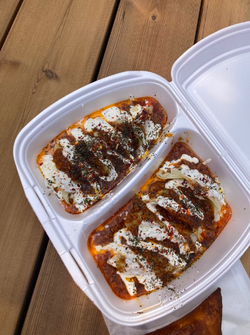 Afghanske mantu-dumplings med tomat- og yoghurtsauce. Foto: Emil Krabbe Villadsen