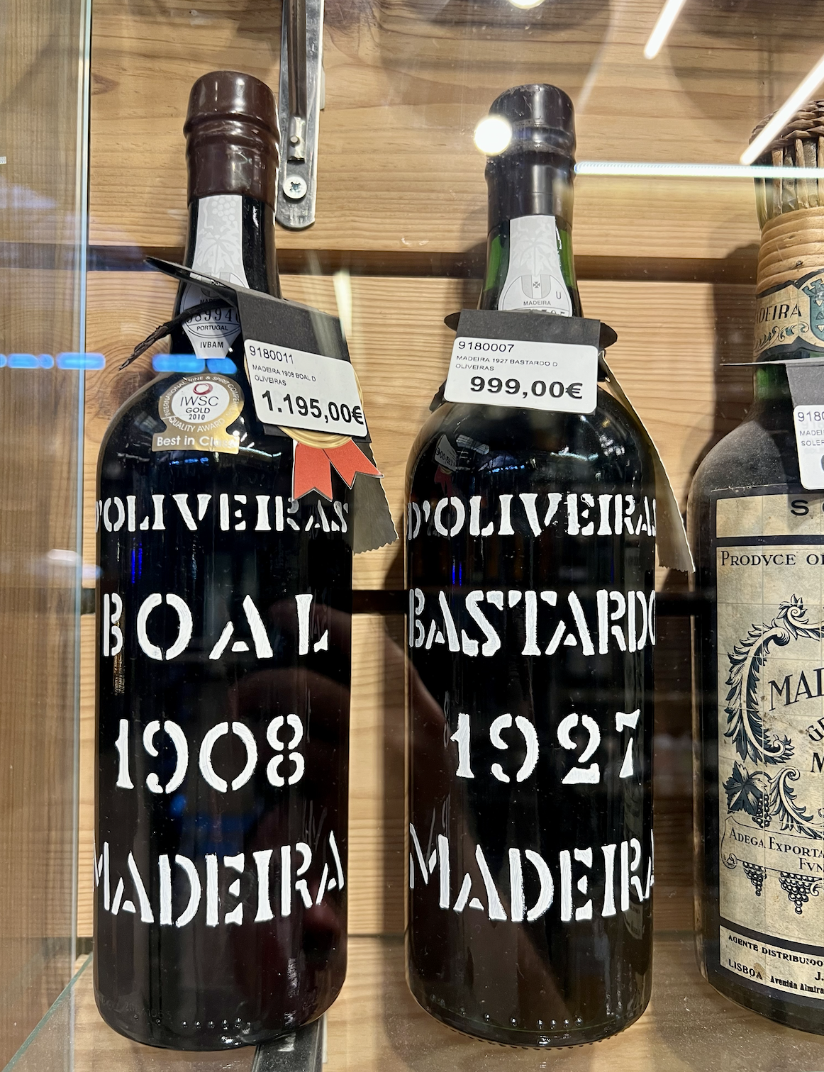 Nogle rigtig gamle Madeira wine på hylderne.