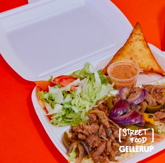 Somalisk suqaar og sambusa. Foto: Gellerup Street Food