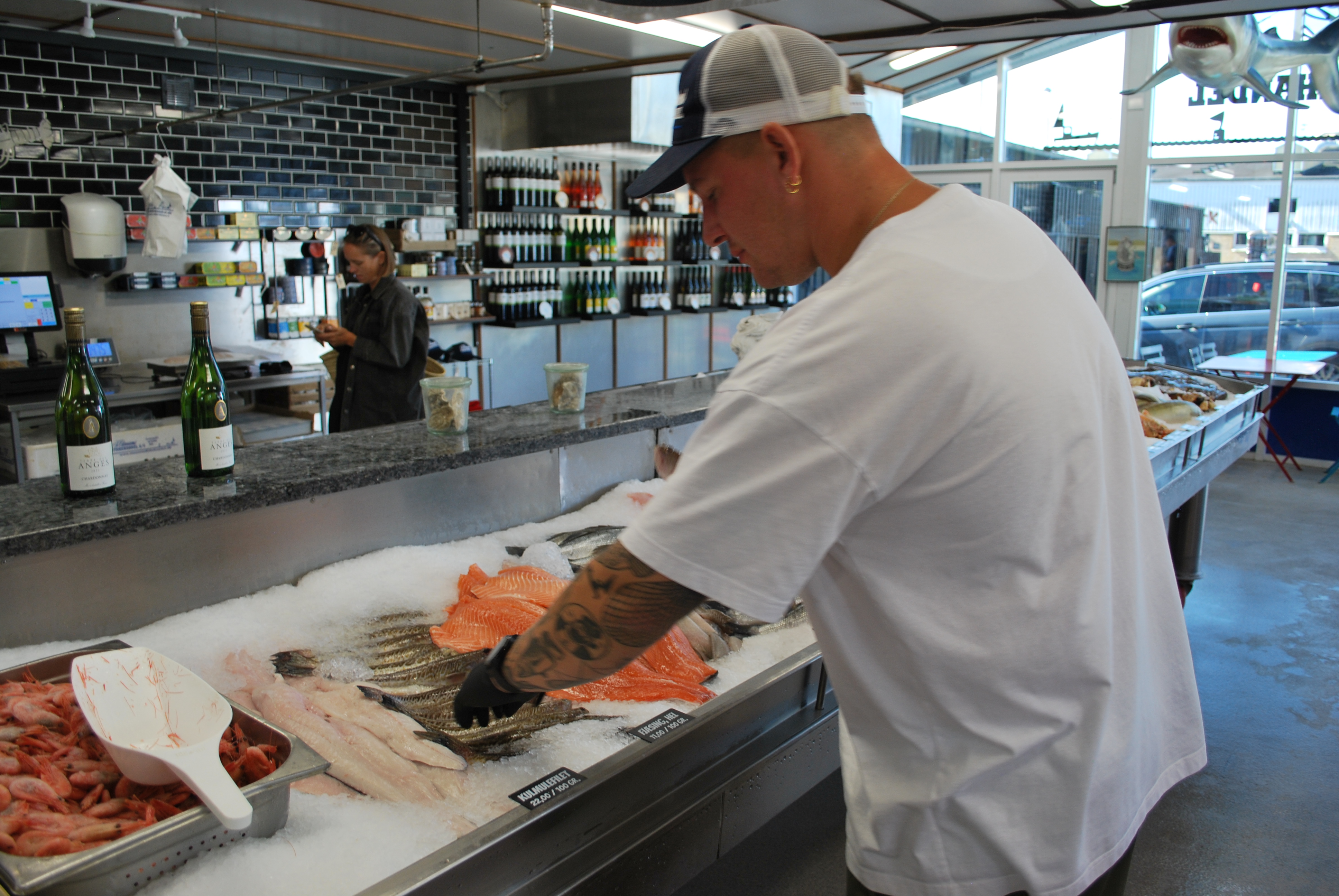 Jakob Clausen ved hjertet af forretningen - det store fiskebord.